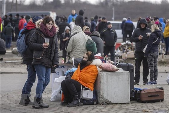 Người tị nạn từ Ukraine tại khu vực biên giới Medyka, Ba Lan. Ảnh: AFP/TTXVN