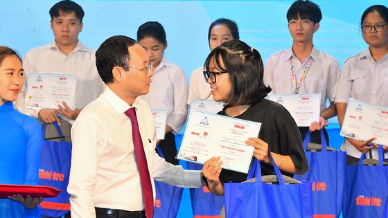 Phó Bí thư Thành ủy TPHCM Nguyễn Văn Hiếu trao học bổng “Tiếp sức đến trường” 