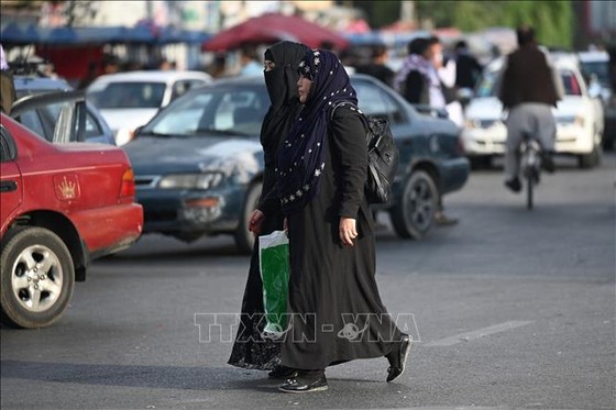Phụ nữ Afghanistan di chuyển trên đường phố tại Kabul. Ảnh tư liệu: AFP/TTXVN