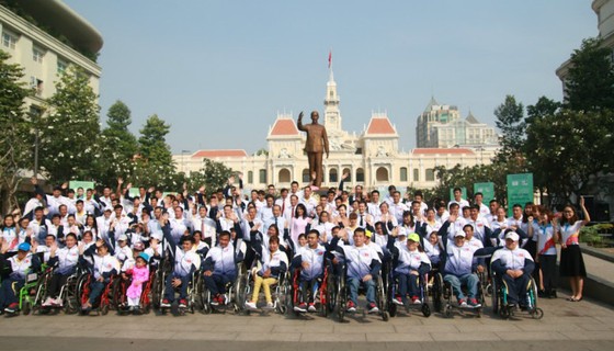Lãnh đạo UBND TPHCM động viên Đoàn thể thao khuyết tật Việt Nam dự Para Games 9. Ảnh: DŨNG PHƯƠNG