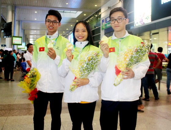 Bộ ba Nguyễn Ngọc Anh Vy, Nguyễn Khánh Hưng, Huỳnh Tiến Phước đoạt HCV thế giới. Ảnh: PHÚC NGUYỄN
