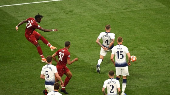 Pha ghi bàn ấn định chiến thắng 2-0 của Origi cho Liverpool trong trận chung kết với Tottenham.