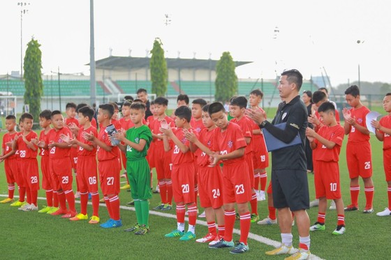 HLv Phạm Như Thuần và các tài năng nhí tham gia Trại hè bóng đá Toyota 2019.