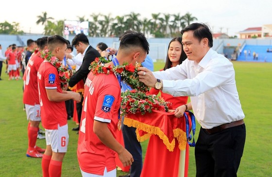 Chủ tịch HĐQT Công ty VPF trao Huy chương vàng cho đội Hà Tĩnh. Ảnh Anh Trần