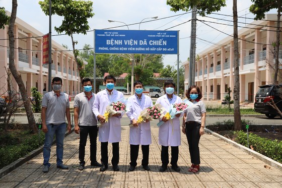 Tặng thiết bị thể thao đến y bác sĩ Bệnh viện Dã chiến Củ Chi ảnh 1