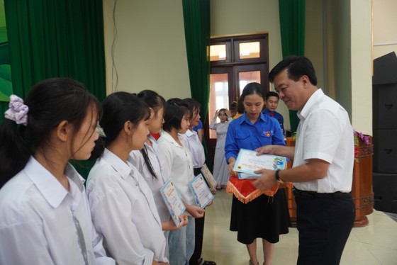 Ông Ngô Văn Đông (Tổng Giám đốc Cty CP phân bón Bình Điền) trao học bổng cho các học trò nghèo học giỏi ở tỉnh Thanh Hóa. Ảnh: PHÚC NGUYỄN