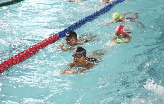 TPHCM sẽ phổ cập bơi lội và các kỹ năng phòng chống đuối nước cho trẻ em. Ảnh: NGUYỄN ANH