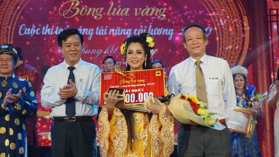 Ông Ngô Văn Đông (bìa trái), TGĐ Cty CPPB Bình Điền và ông Lê Công Đồng (bìa phải, Giám đốc VOH) trao giải nhất cho giọng ca Hàn Ni.
