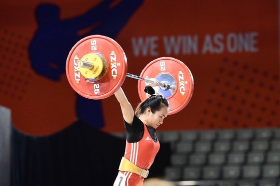 Vương Thị Huyền và cử tạ Việt Nam hồi hộp chờ phán quyết từ IWF. Ảnh: DŨNG PHƯƠNG