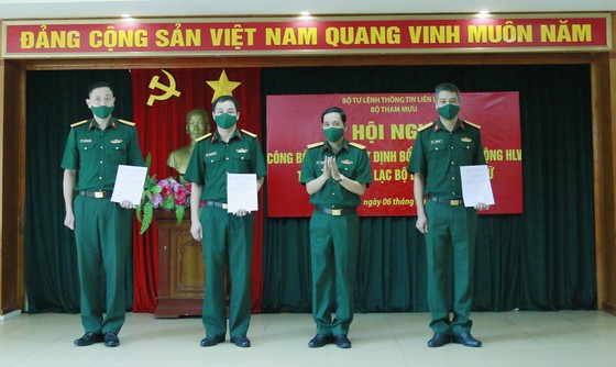 HLV Phạm Minh Dũng (thứ 2 từ trái qua) chính thức nhận nhiệm vụ dẫn dắt đội nữ Bộ Tư lệnh Thông tin. Ảnh: CLB