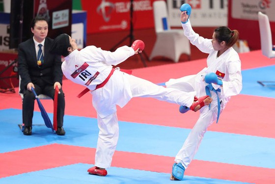 Các võ sĩ karate Việt Nam (phải) mất cơ hội tranh tài ở vòng loại Olympic Tokyo 2020.