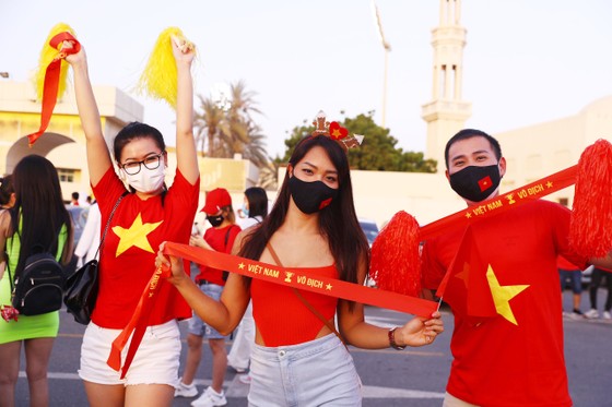 Cổ động viên Việt Nam hâm nóng bầu không khí trước trận gặp UAE ảnh 1 Cổ động viên Việt Nam hâm nóng bầu không khí trước trận gặp UAE ảnh 1