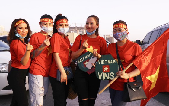 Cổ động viên Việt Nam hâm nóng bầu không khí trước trận gặp UAE ảnh 3 Cổ động viên Việt Nam hâm nóng bầu không khí trước trận gặp UAE ảnh 3
