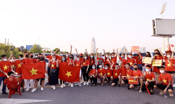 Rất động cổ động viên đã đến sân Zabeel để cổ vũ cho Đội tuyển Việt Nam chơi trận cuối cùng tại bảng G gặp UAE. Ảnh: KHƯƠNG DUY