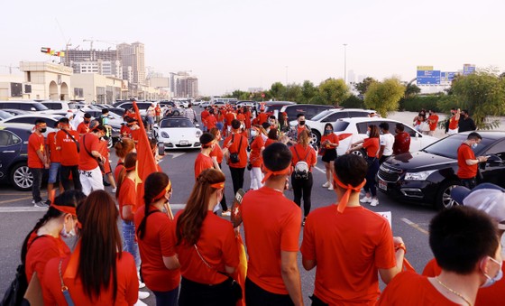 Cổ động viên Việt Nam hâm nóng bầu không khí trước trận gặp UAE ảnh 5 Cổ động viên Việt Nam hâm nóng bầu không khí trước trận gặp UAE ảnh 5