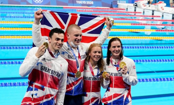 Tổ tiếp sức hỗn hợp của Vương quốc Anh phá kỷ lục thế giới ở nội dung 4x100m hỗn hợp.