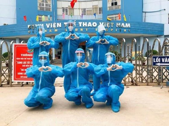 Các bác sĩ của Bệnh viện thể thao Việt Nam tham gia hỗ trợ tại Quận 8 (TPHCM).