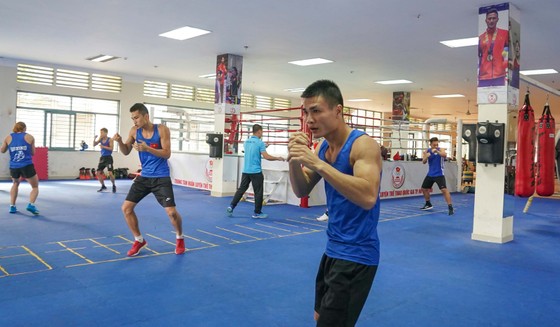 Võ sĩ Nguyễn Văn Đương cùng đội tuyển quyền Anh quốc gia tích cực tập luyện tại Trung tâm Huấn luyện Thể thao Quốc gia TPHCM. Ảnh: DŨNG PHƯƠNG