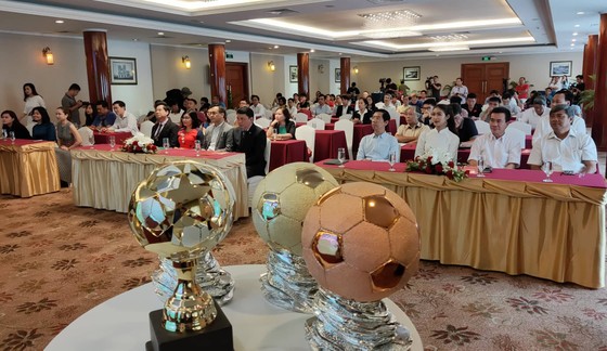 Buổi họp báo giới thiệu Giải thưởng Quả bóng vàng Việt Nam năm 2021 được tổ chức tại khách sạn REX. Ảnh: DŨNG PHƯƠNG