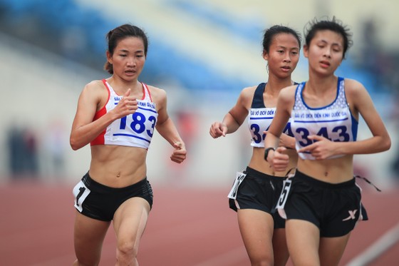 Nguyễn Thị Oanh (trái) trên đường đua 5.000m nữ. Ảnh: MINH HOÀNG