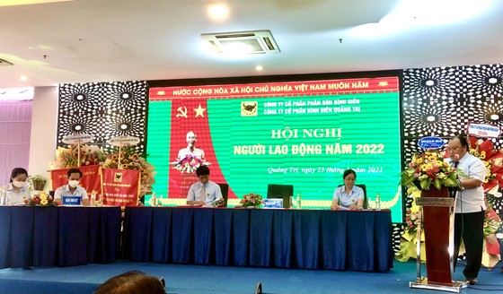 Ông Đồng Hoàng Hiển - Giám đốc Công ty CP Bình Điền Quảng Trị - báo cáo trước Hội nghị người lao động năm 2022. Ảnh: PHÚC NGUYỄN