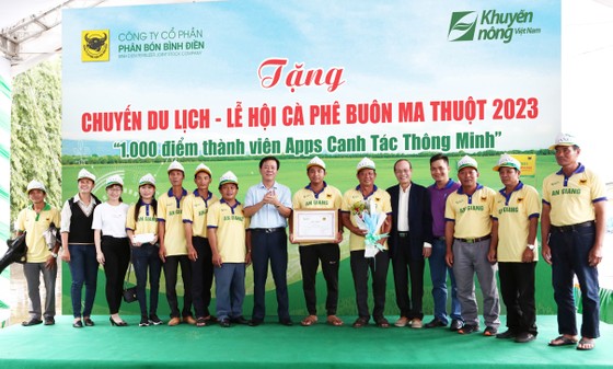 TGĐ Ngô Văn Đông trao giải nhất cho đội An Giang.