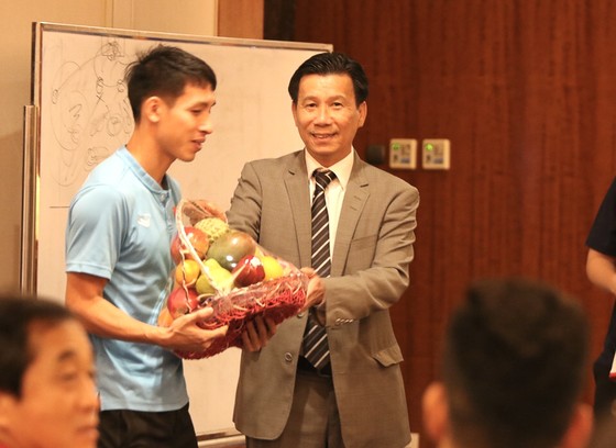 Đội trưởng Đỗ Hùng Dũng thay mặt các đồng đội nhận quà tặng trái cây tươi từ Đại sứ Tạ Văn Thông