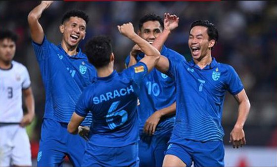 Thái Lan ngược dòng giành chiến thắng 3-0 trước Malaysia