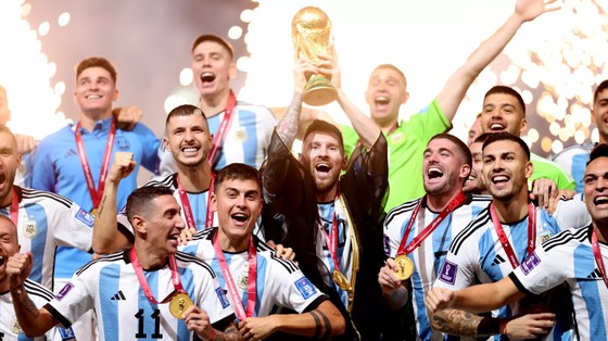 Đội tuyển Argentina nâng cao chiếc cúp vô địch World Cup 2022 minh chứng cho tinh thần Impossible Is Nothing – Không gì là không thể.