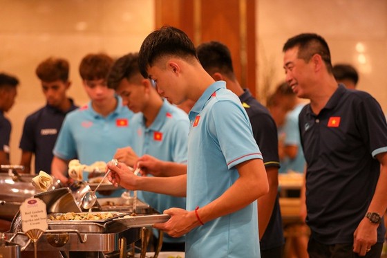 Trợ lý Ngô Việt Trung và các cầu thủ tại Nhà hàng của Phnom Penh Hotel vào trưa 27-4. Ảnh: QUỲNH MAI