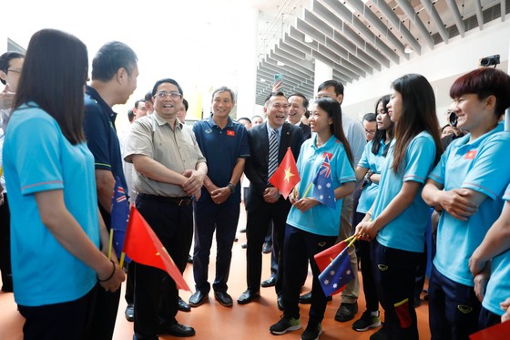 Thủ tướng Phạm Minh Chính trò chuyện cùng tập thể đội tuyển nữ Việt Nam. Ảnh: MINH HOÀNG