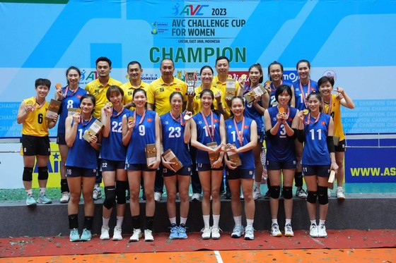 Thầy trò đội tuyển bóng chuyền nữ Việt Nam giành ngôi vô địch AVC Challenge Cup 2023.