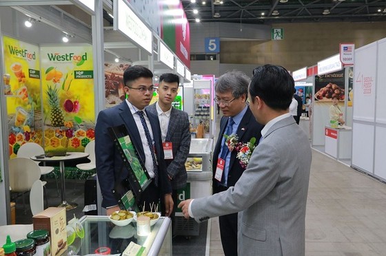 Hàng Việt hút khách tại triển lãm thực phẩm lớn nhất Hàn Quốc 