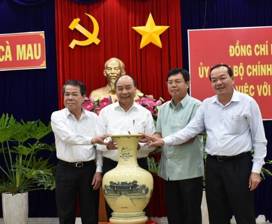 Thủ tướng Nguyễn Xuân Phúc tặng qùa cho lãnh đạo tỉnh Cà Mau sau buổi làm việc