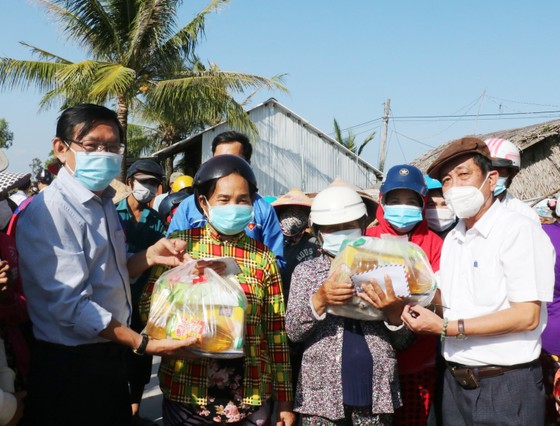 Hội Nhà báo TPHCM tặng cầu giao thông nông thôn và quà tết ở Cà Mau ảnh 1
