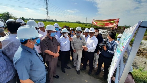 Bộ GTVT và đoàn công tác kiểm tra công trình cao tốc Mỹ Thuận - Cần Thơ. Ảnh: NGUYỄN LONG
