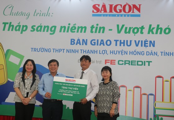 Tổng Biên tập Báo SGGP Tăng Hữu Phong trao bảng tượng trưng Chương trình “Thắp sáng niềm tin - vượt khó đến trường” tặng thư viện cho Trường THPT Ninh Thạnh Lợi ảnh 1