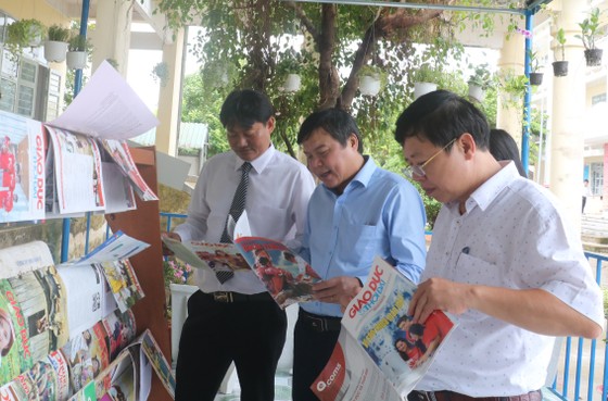 Tổng Biên tập Báo SGGP Tăng Hữu Phong và Phó Giám đốc Sở GD-ĐT Bạc Liêu Nguyễn Văn Nguyên (bìa phải) tham quan không gian đọc tại “thư viện xanh” ảnh 3