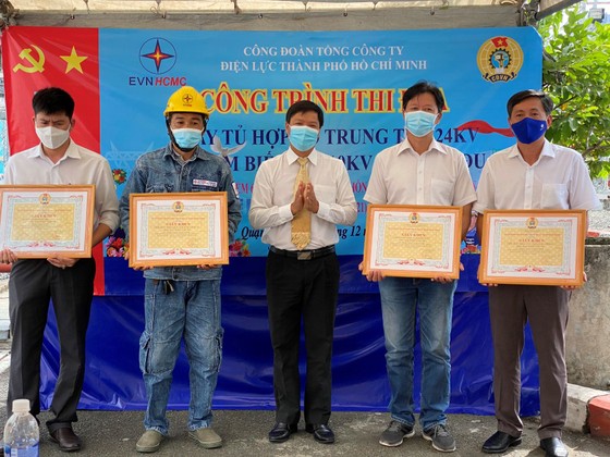 Gắn biển thi đua công trình sửa chữa lớn tại Trạm biến áp 110kV Trường Đua ảnh 2