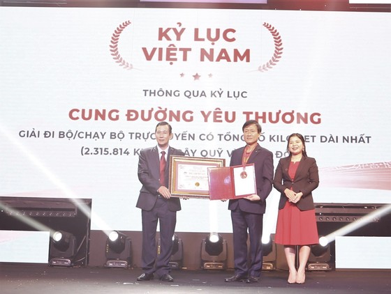 Ông Trần Đình Quân - Chủ tịch kiêm Tổng Giám đốc Dai-ichi Life Việt Nam đón nhận chứng nhận kỷ lục Việt Nam