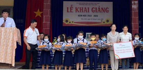 Các em học sinh có hoàn cảnh khó khăn, thành tích học tập tốt của trường Tiểu học Phú Kiết (Tiền Giang) nhận quà động viên đầu năm học mới của Japfa Việt Nam
