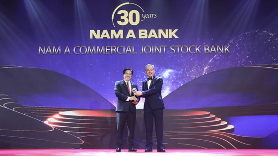Ông Trần Khải Hoàn - Phó Tổng Giám đốc thường trực, đại diện Nam A Bank vinh dự nhận giải thưởng từ ban tổ chức