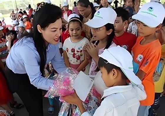 Bà Huỳnh Thị Lan Phương, Phó Tổng giám đốc VWS phát quà cho cho các con em công nhân viên