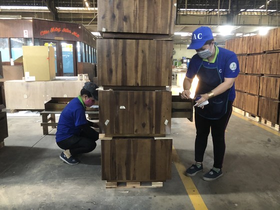 Công ty cổ phần Gỗ Thuận An đang sản xuất sản phẩm từ gỗ cao su
