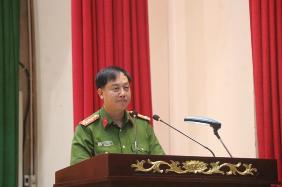 Đại tá Huỳnh Quang Tâm, Trưởng phòng PC07, Công an TPHCM báo cáo sơ kết 05 năm triển khai thực hiện Chỉ thị tại hội nghị. Ảnh: THU HOÀI