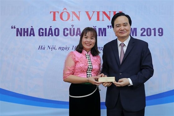 Bộ trưởng Bộ GD-ĐT tặng quà cho giáo viên tiêu biểu năm 2019
