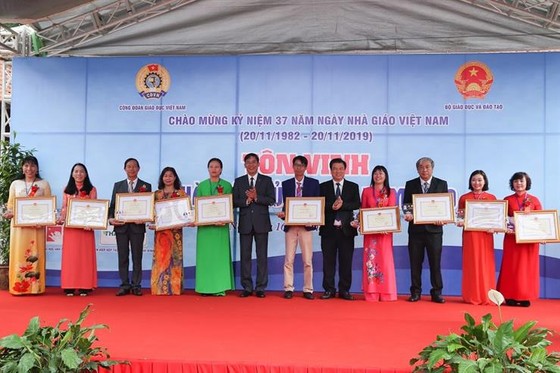 Bộ trưởng Phùng Xuân Nhạ: Các thầy cô đều sẵn sàng tâm thế cho đổi mới giáo dục ảnh 1 Bộ trưởng Phùng Xuân Nhạ: Các thầy cô đều sẵn sàng tâm thế cho đổi mới giáo dục ảnh 1