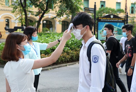 Ngày thi đầu tiên: 13 thí sinh bị đình chỉ do mang tài liệu và điện thoại vào phòng thi ảnh 1
