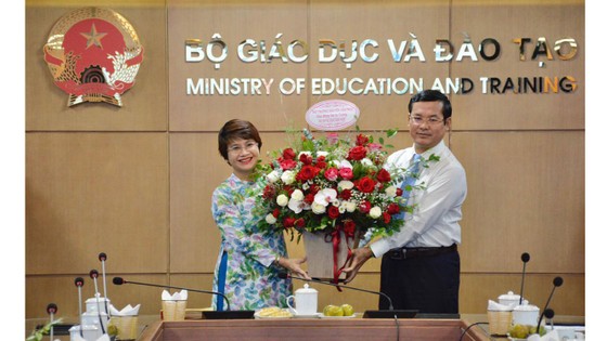 Thứ trưởng Bộ GD-ĐT Nguyễn Văn Phúc trao quyết định bổ nhiệm Vụ trưởng Vụ GDĐH cho PGS-TS Nguyễn Thu Thủy