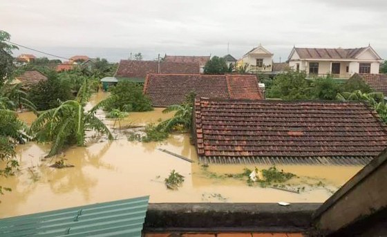 Lũ dâng cao, gây ngập nhà dân ở Quảng Bình, tháng 10-2020